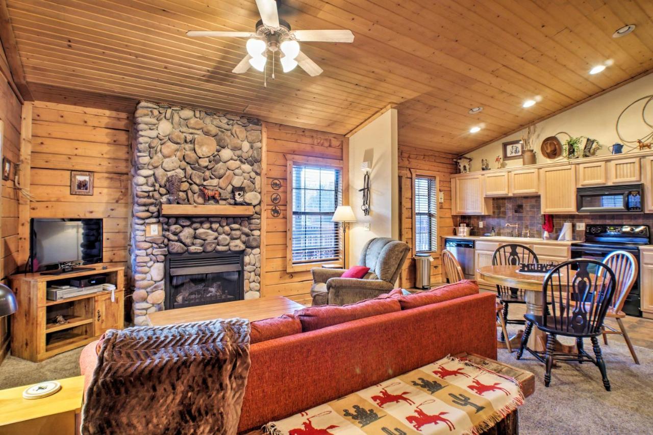 Cabin-Style Studio Right Off The Branson Strip! 아파트 외부 사진