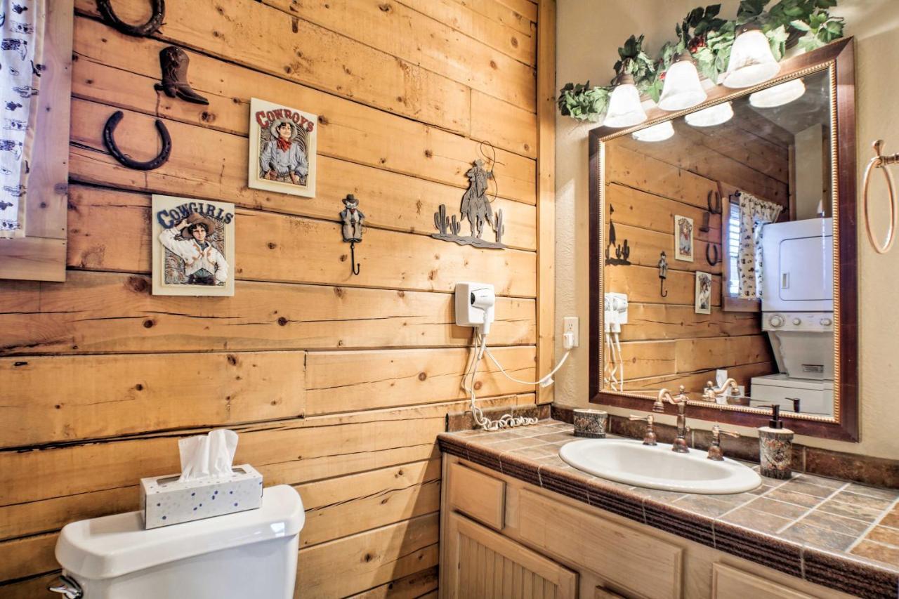 Cabin-Style Studio Right Off The Branson Strip! 아파트 외부 사진