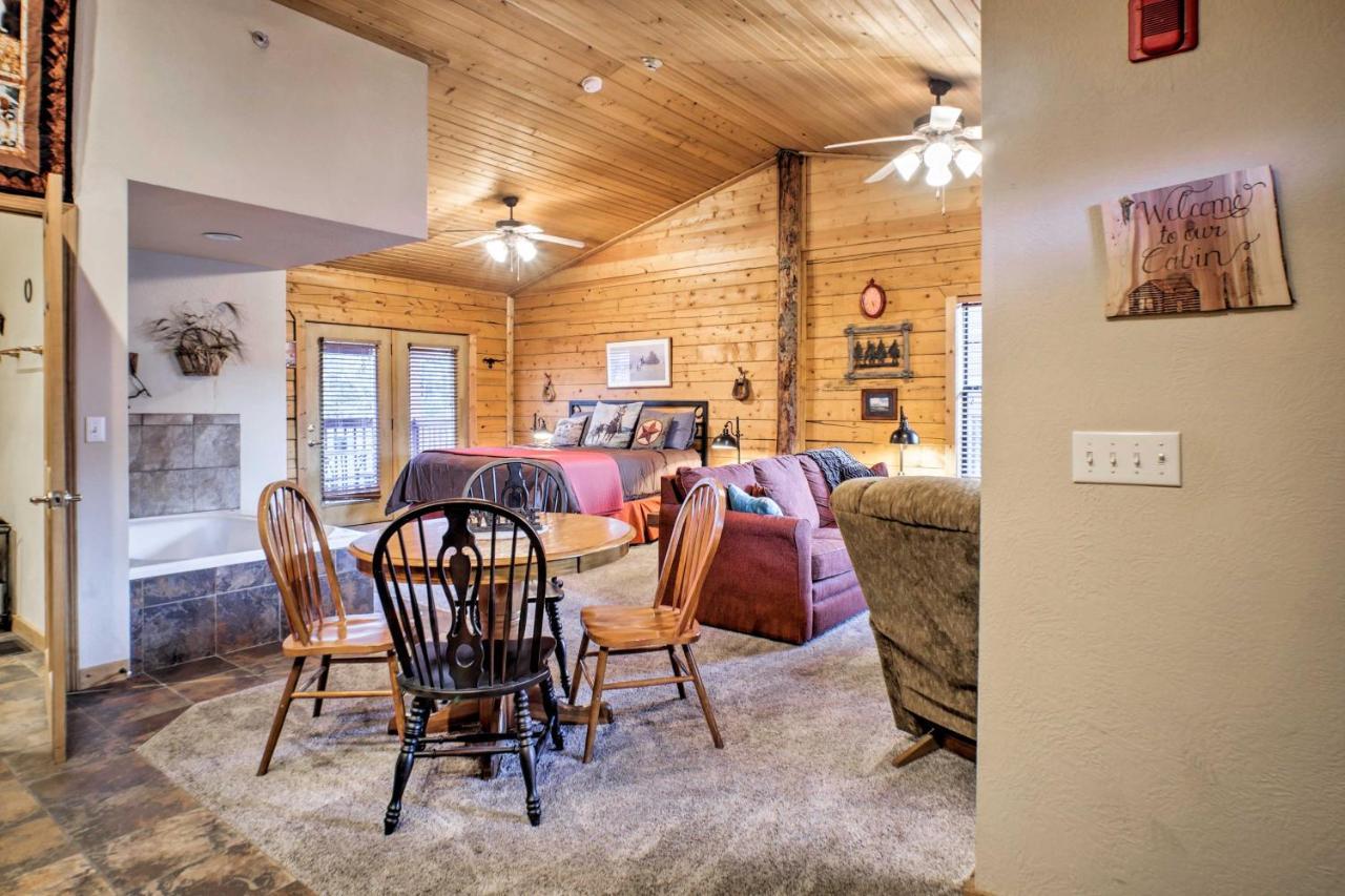 Cabin-Style Studio Right Off The Branson Strip! 아파트 외부 사진