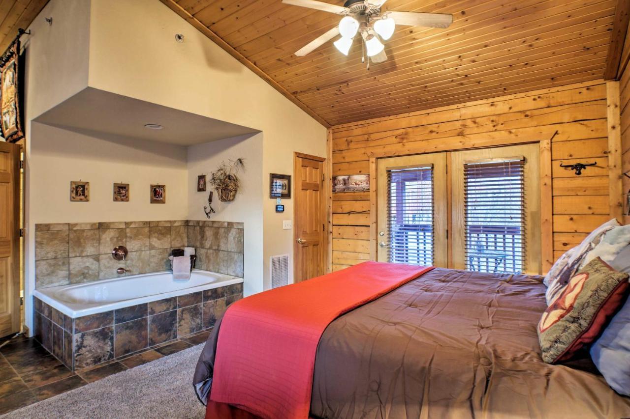 Cabin-Style Studio Right Off The Branson Strip! 아파트 외부 사진
