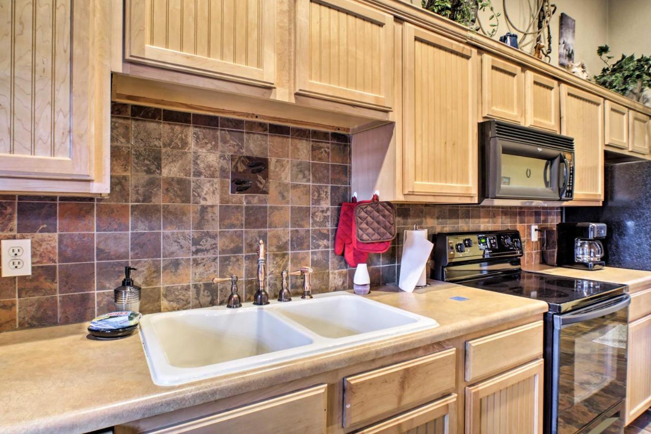 Cabin-Style Studio Right Off The Branson Strip! 아파트 외부 사진