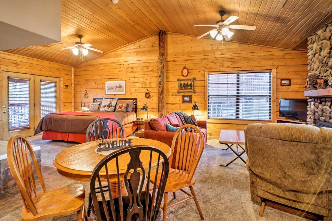Cabin-Style Studio Right Off The Branson Strip! 아파트 외부 사진