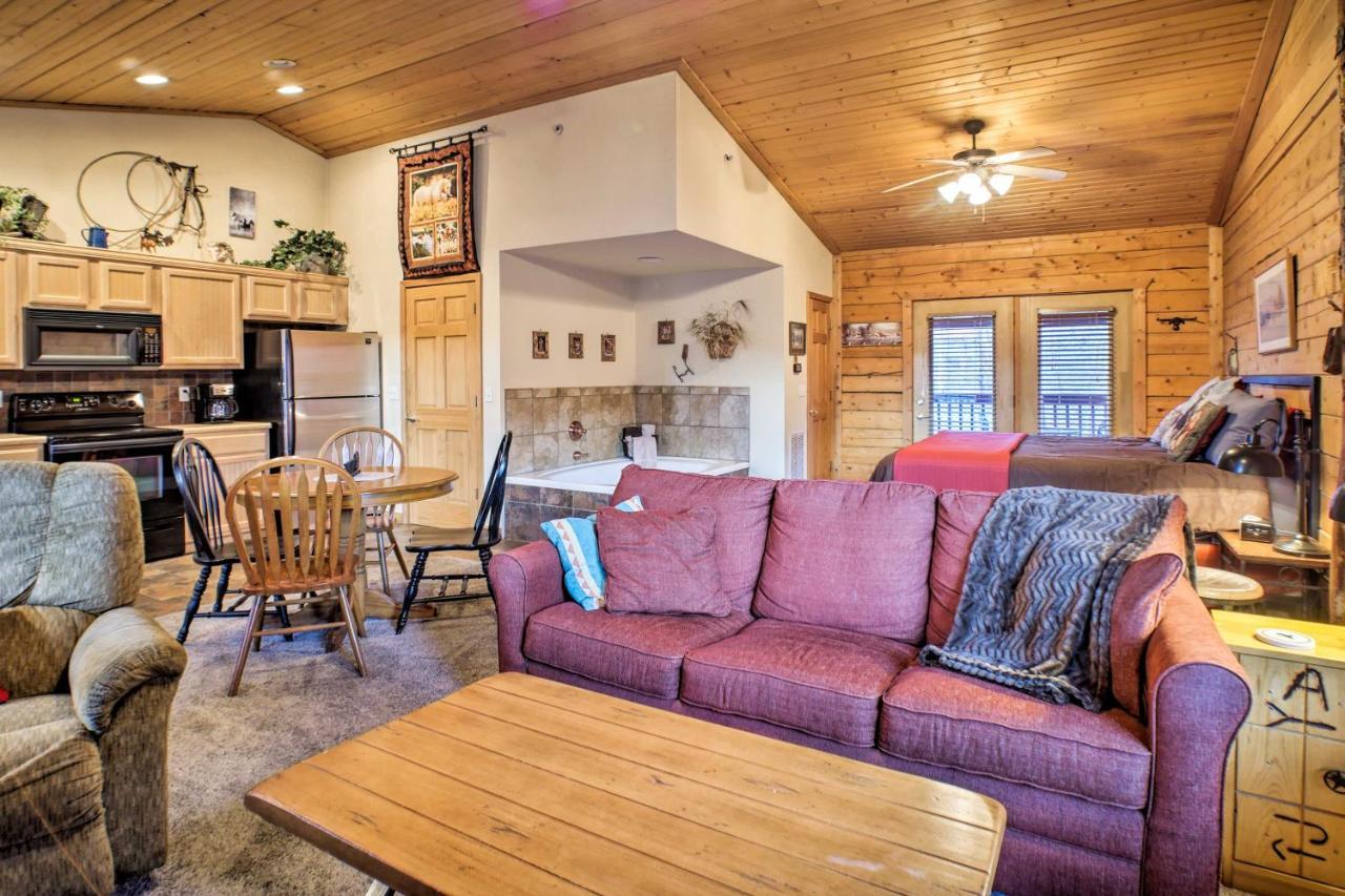 Cabin-Style Studio Right Off The Branson Strip! 아파트 외부 사진